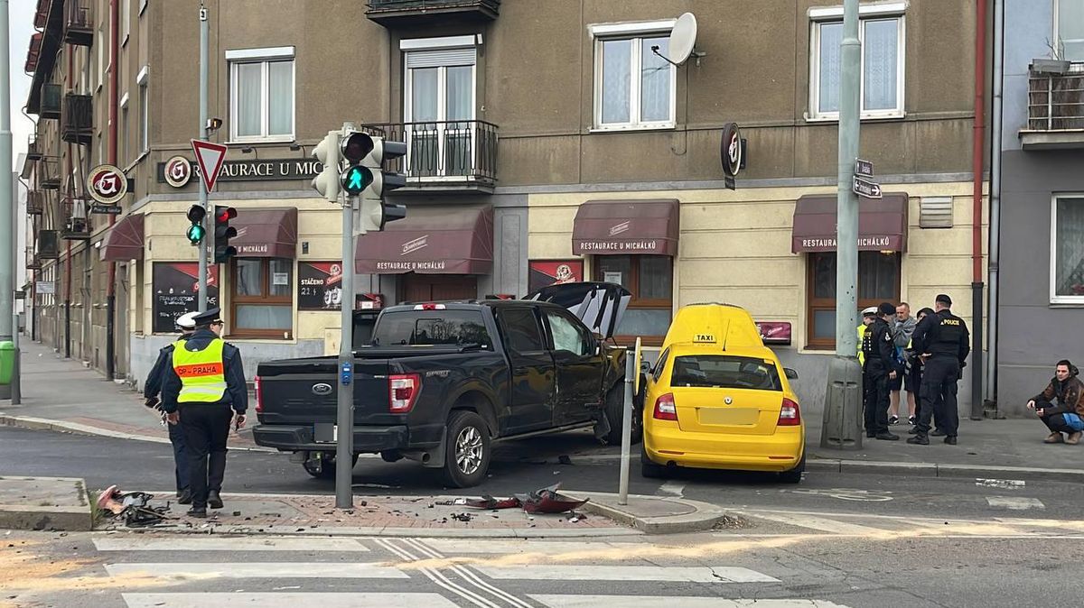 Dvě auta po nehodě v Praze skončila na chodníku. Pomáhal vrtulník
